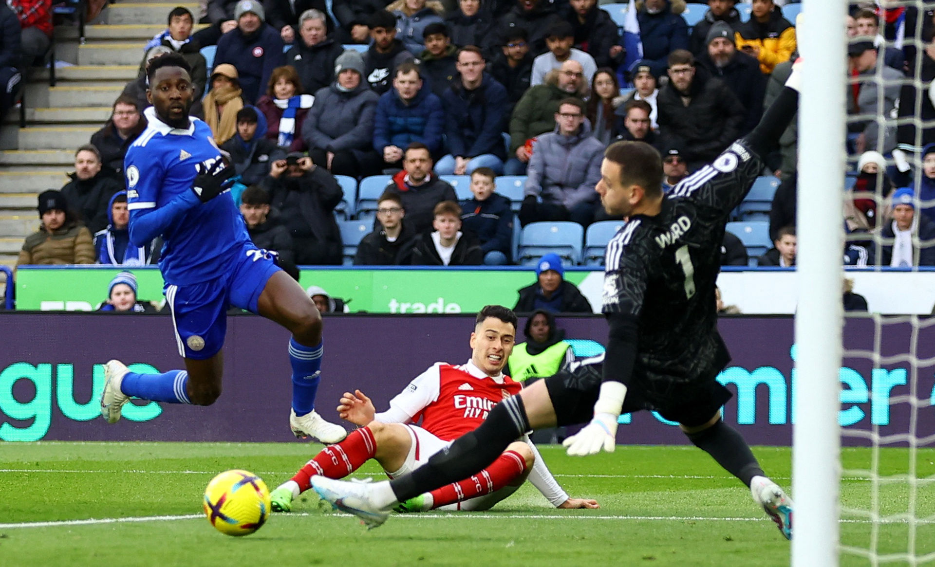 面临强劲对 面临强劲对