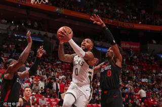 火箭本赛季背靠背的比赛未尝胜绩，总共0胜3负（火箭本季背靠背全败，战绩0胜3负）